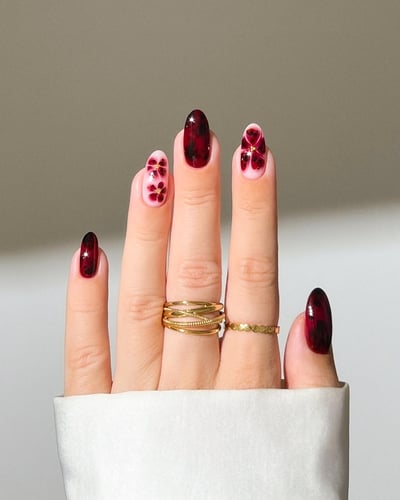 unghie rosse decorate